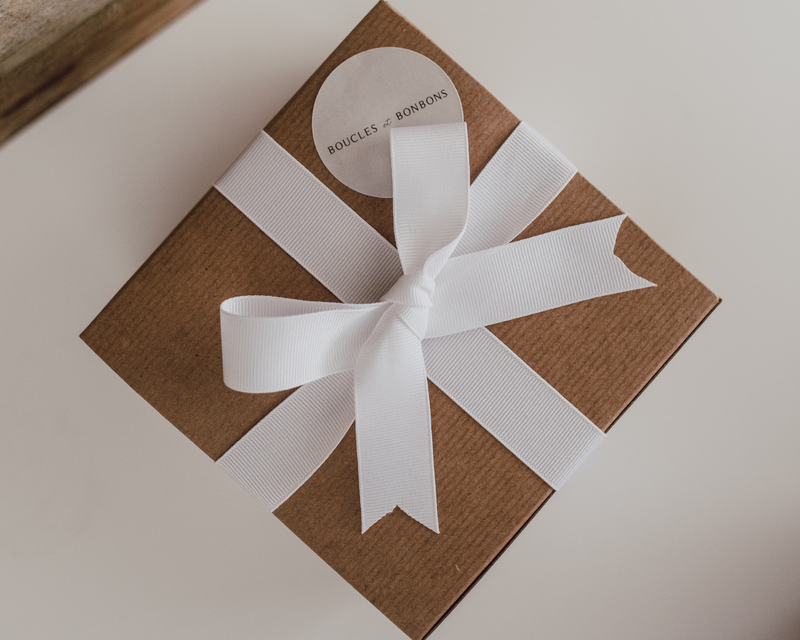Boîte cadeau avec ruban blanc