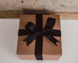 boîte cadeau avec ruban noir