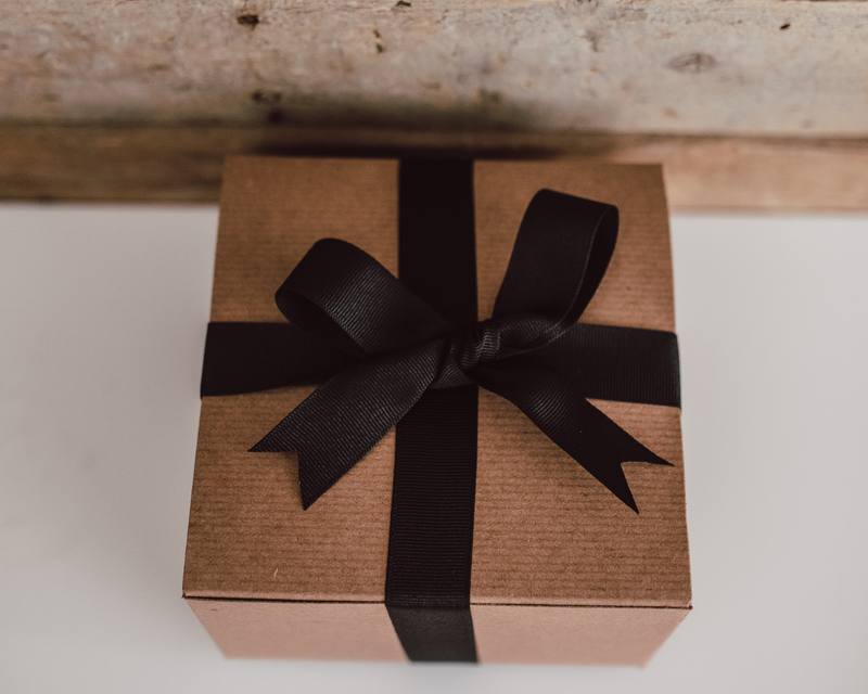 Boîte cadeau avec ruban noir